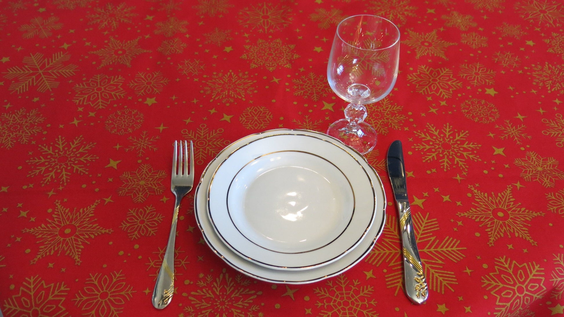 Round Tablecloth Christmas Red with Yellow Snowflakes Waterproof Fabric Dirt resistant Table Cover